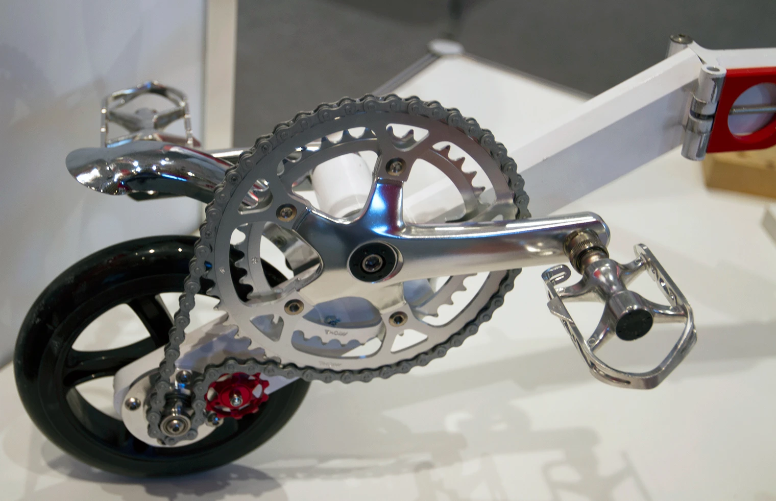 Putting the drive cog on the outside of the frame is another feature that allows the Kwiggle Bike to fold