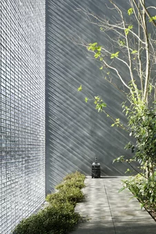 The glass block facade weighs 13 tons (Image: Hiroshi Nakamura & NAP)