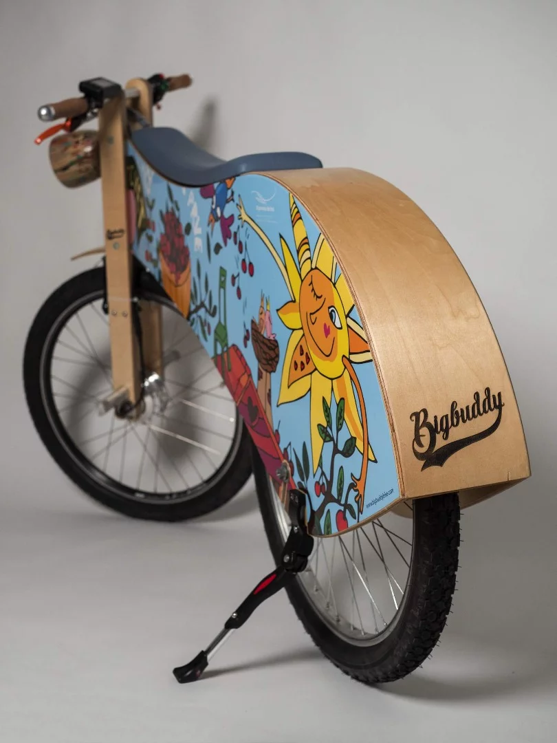 The Big Buddy Bike is powered by a removable 36-volt lithium-ion battery that has a range of approximately 30 miles (48 km) per charge