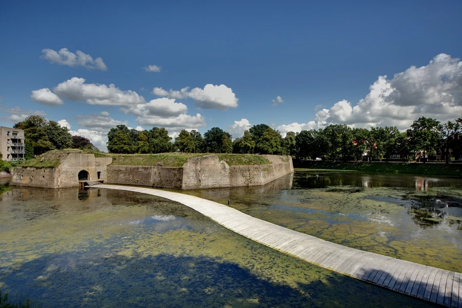 The Ravelijn floating bridge is 80 m (262 ft) in length