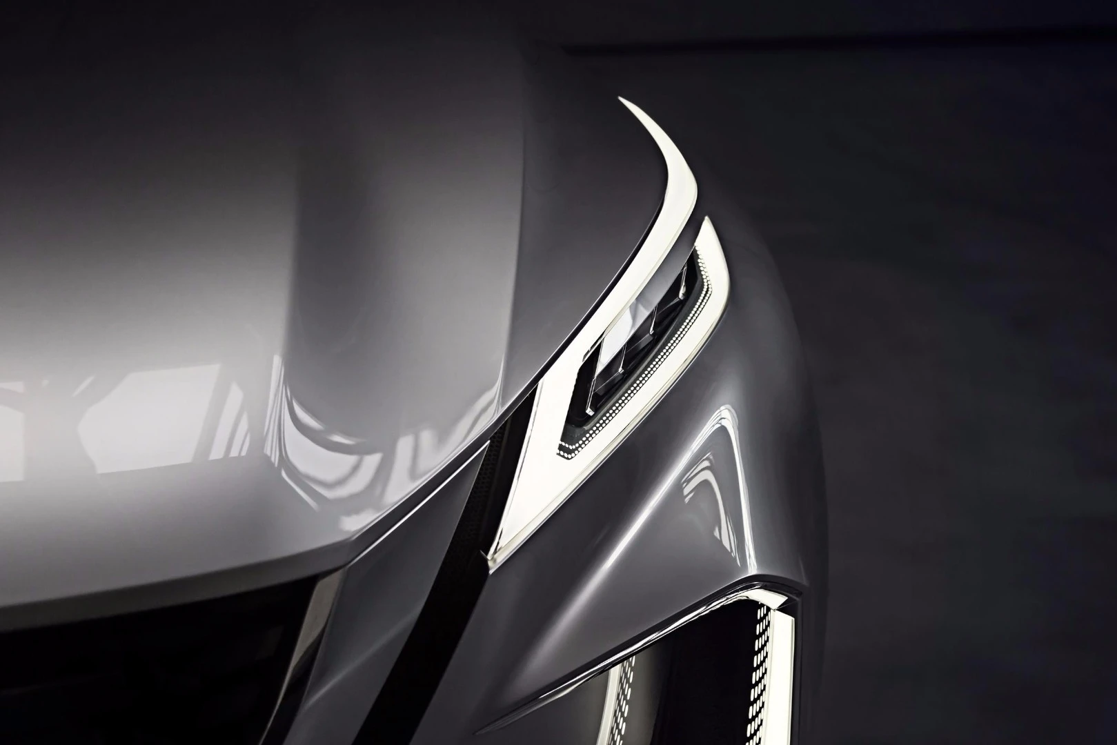 When illuminated, the Nissan Vmotion 2.0's headlamps become larger than their size might indicate