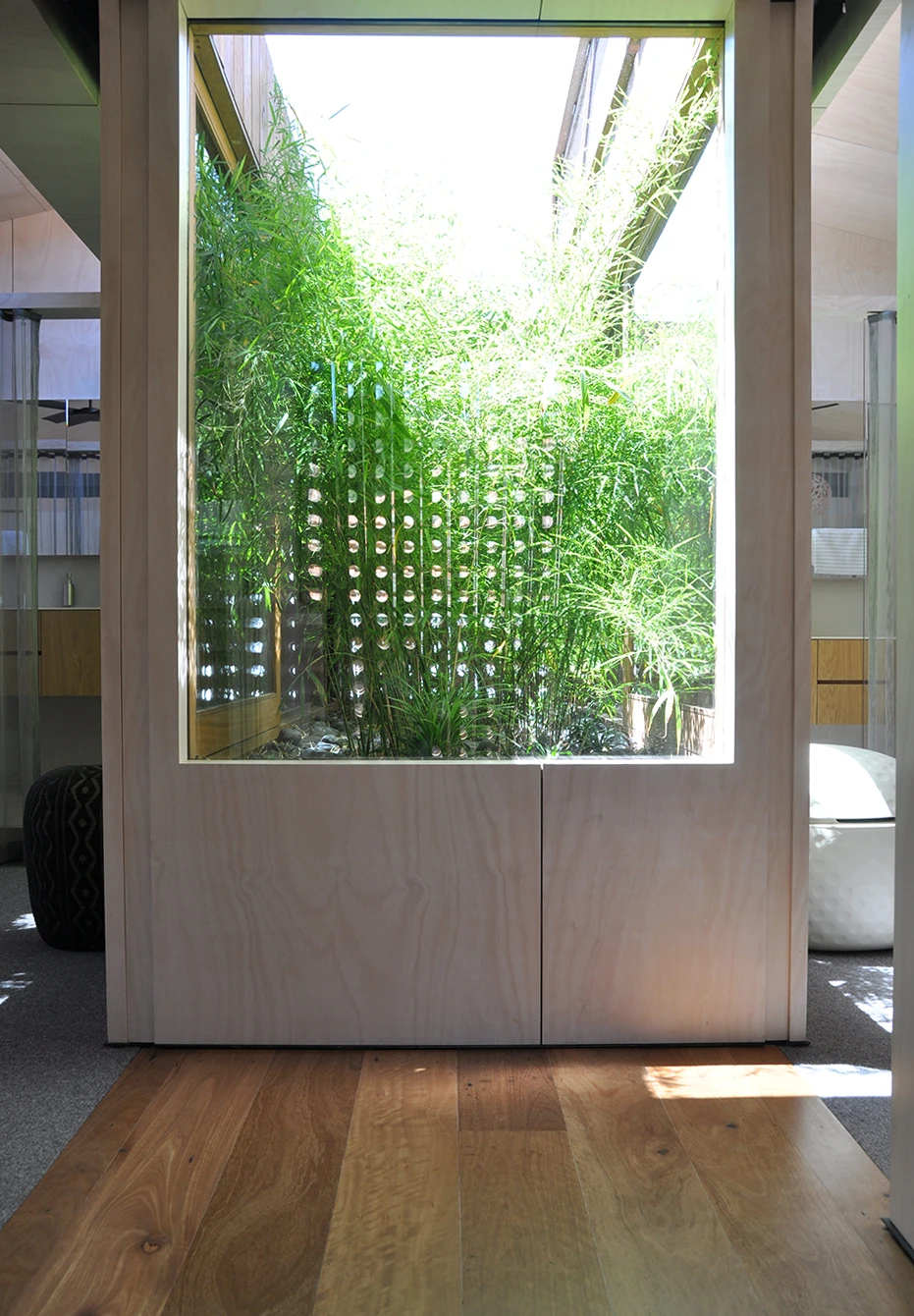 The Beach Avenue home is extended by 30 sq m (323 sq ft) of enclosed courtyards (Photo: Edoardo Campanale for Gizmag)