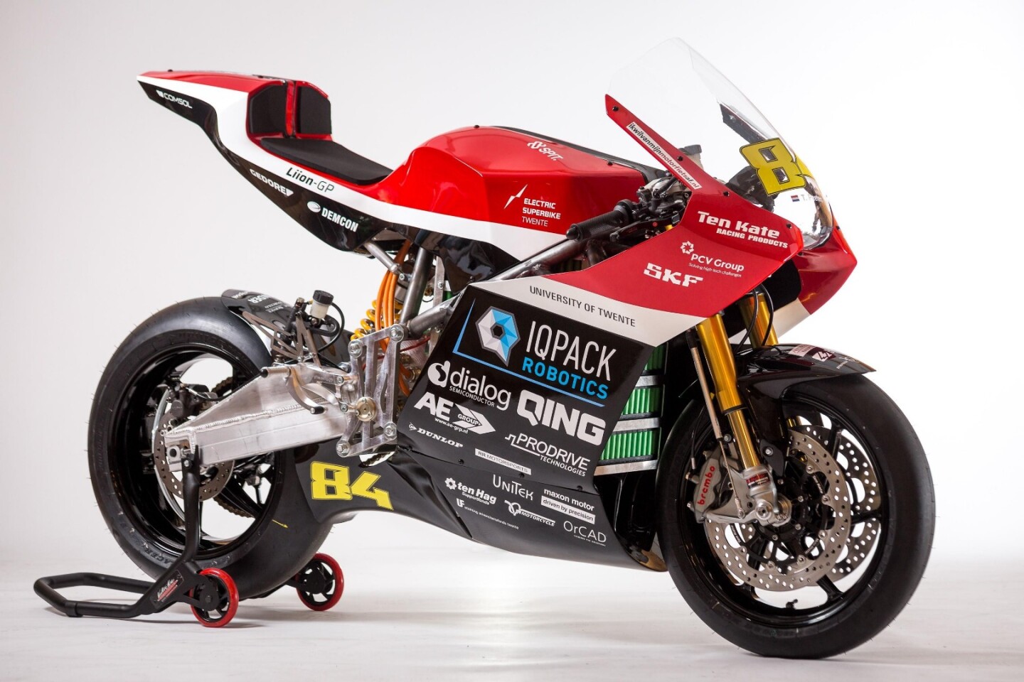 Acceleration should be impressive, with a 0-100 km/h time less than three seconds, but weight will slow it down