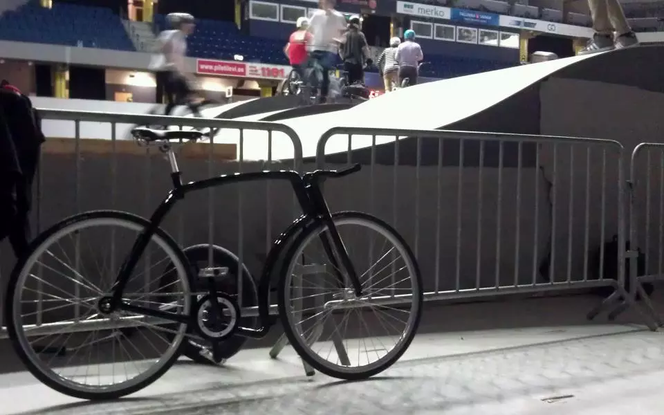 The first complete Viks bike he created weighed in at about 14 kilograms (31 lbs), but subsequent models should be closer to 10 kg (22 lbs)