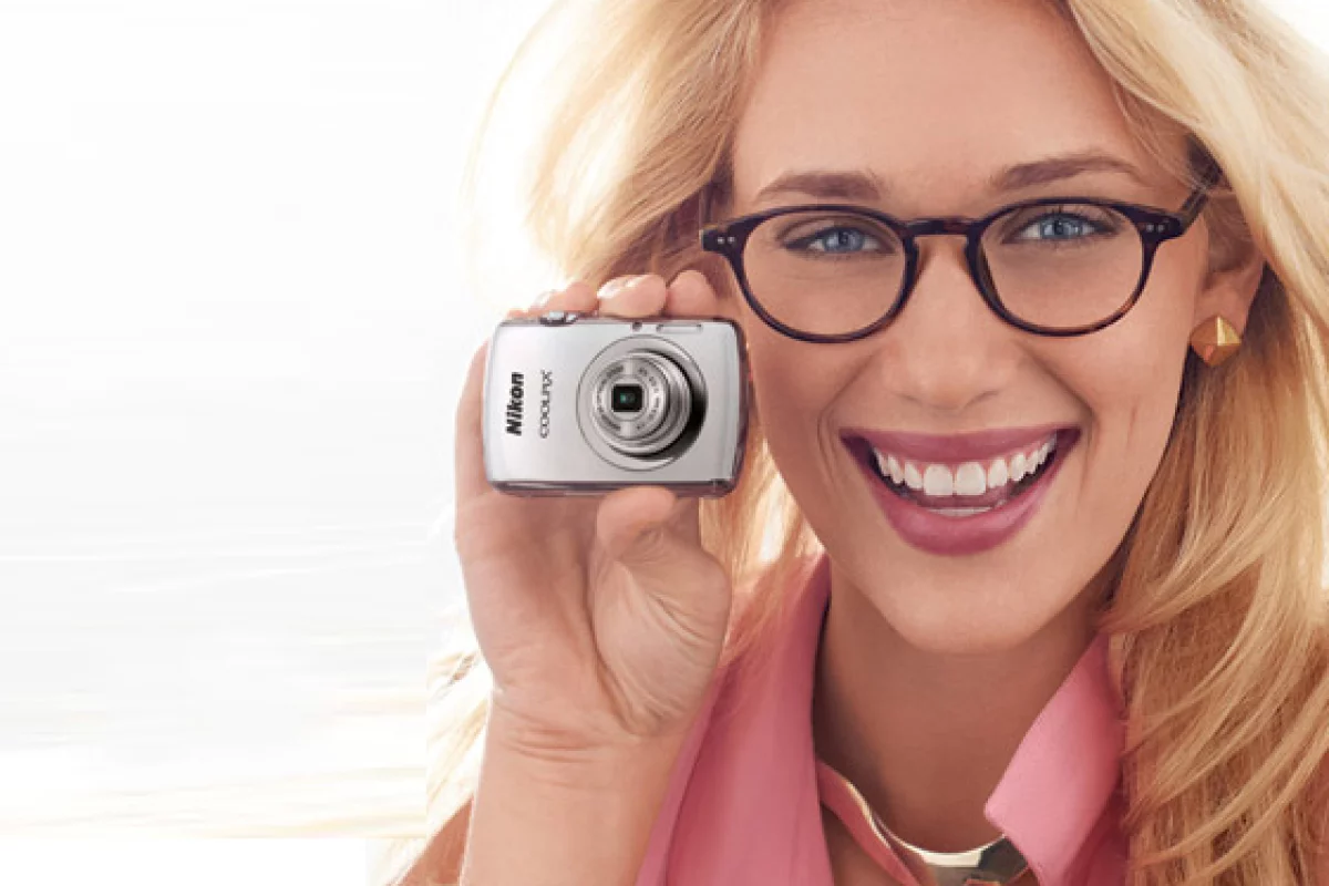 She hasn't got massive hands, the Nikon COOLPIX S01 really is that tiny