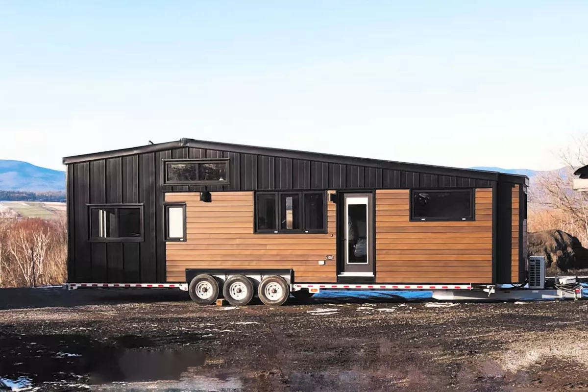 The 2024 Noyer XL has a length of 38.5 ft (11.7 m) and is based on a triple-axle trailer