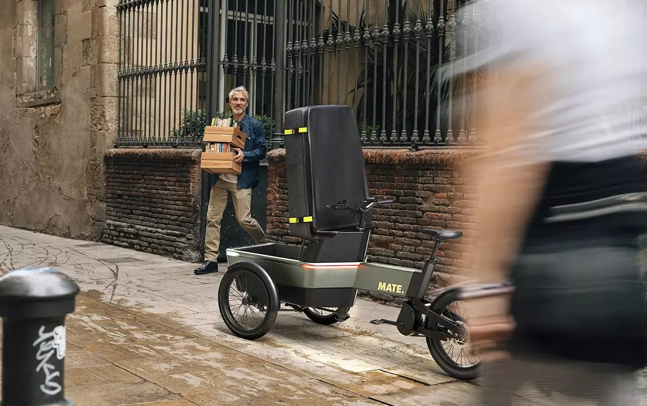 The lift-up lid for the cargo bin can be had with side panels and a rain cover