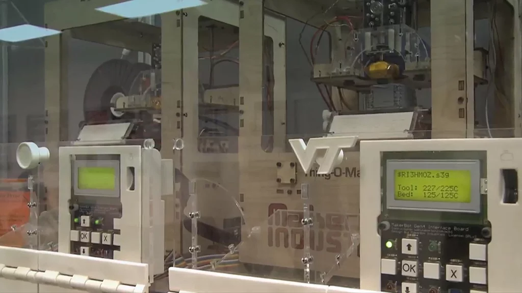 The DreamVendor is powered by four Makerbot Thing-O-Matic 3D printers