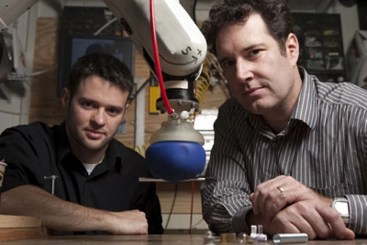 Cornell's John Amend and Hod Lipson (Image: Robert Barker, Cornell Chronicle)