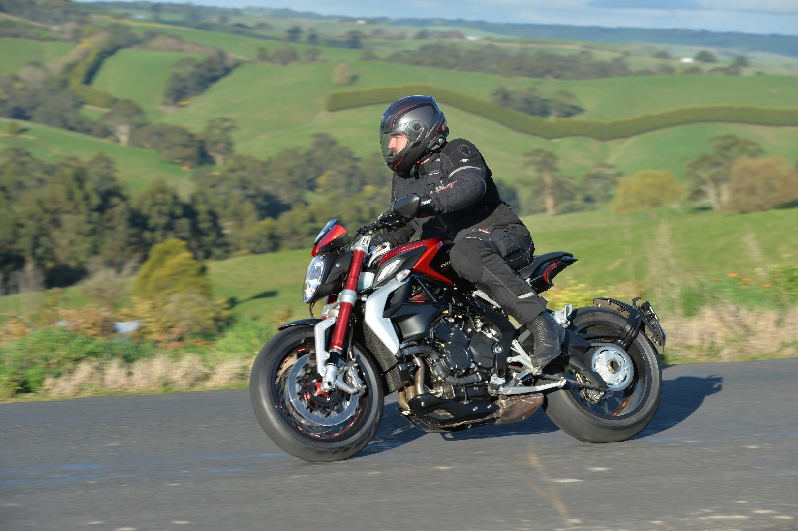 MV Agusta Dragster 800 RR: steering is slightly slowed by the presence of a wide, flat 200/50 rear tyre
