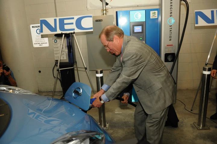 Oregon Governor Ted Kulongoski plugs in the all-electric Nissan LEAF to the nation's first publicly available quick-charge station at Portland General Electric headquarters in Portland, Oregon. (Photo: Business Wire)