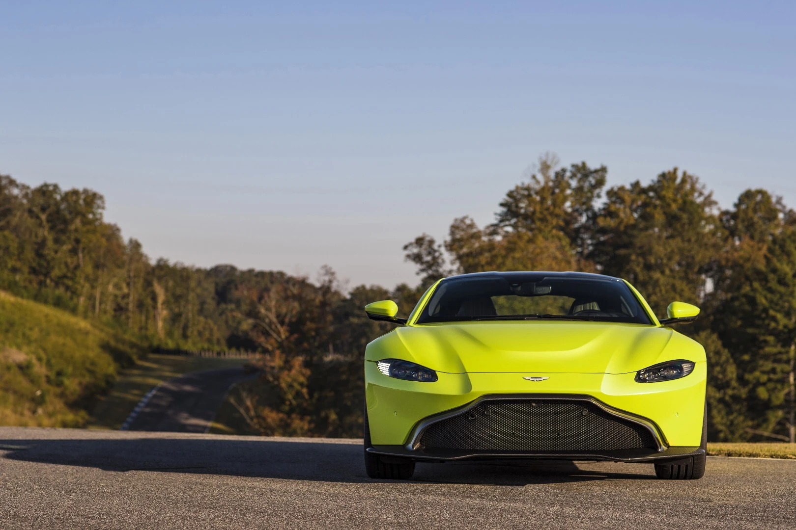 2018 Aston Martin Vantage: new front grill extends all the way to the splitter