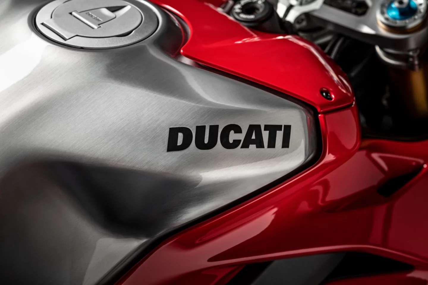 2019 Ducati Panigale V4R: two-tone tank with bare aluminum rear section
