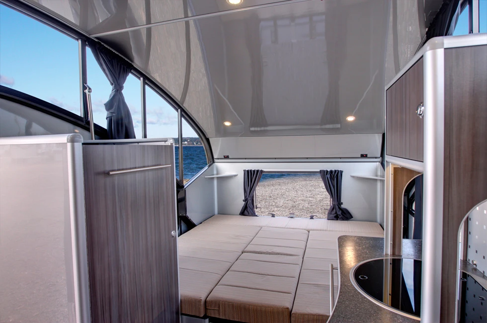 The R 1713 features a King-size bed
