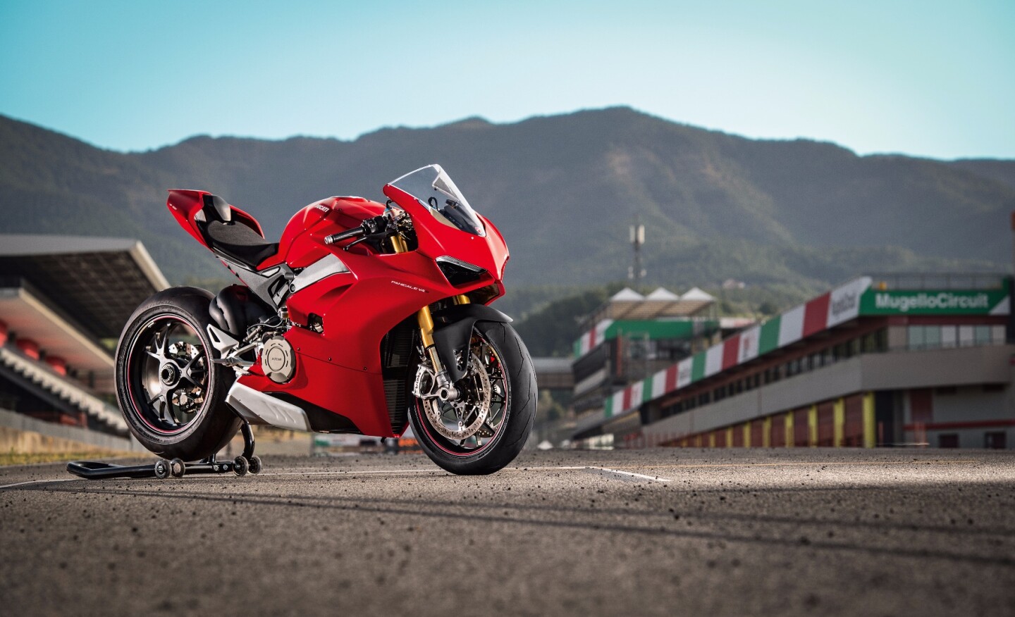 2018 Ducati Panigale V4 S: the new horsepower king of the superbike showroom
