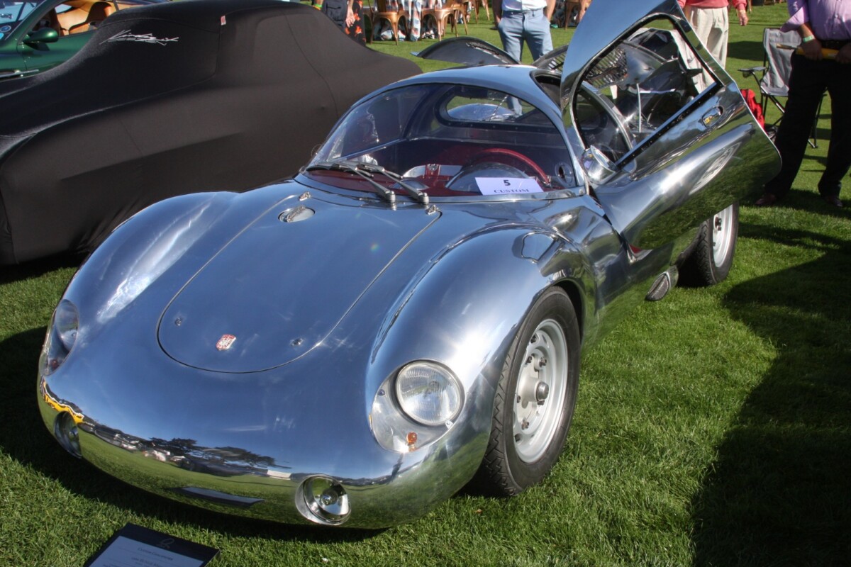 The Runge 1960 RS010 was indeed made in 2019, though it was styled and made just as a master craftsman would have designed and made it 60 years ago. It's the work of Runge cars, a modern day designer and builder of exquisite machinery