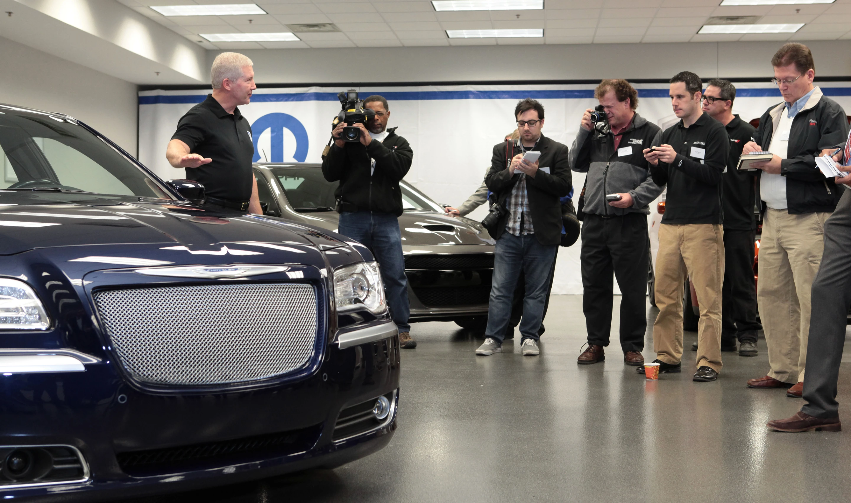 Chrysler executives unveil the SEMA vehicles
