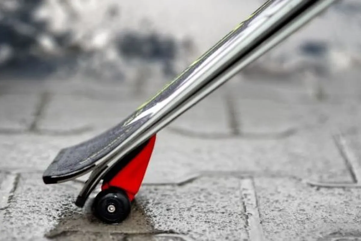 SkiCart attaches to the end of one ski, via a twist mount