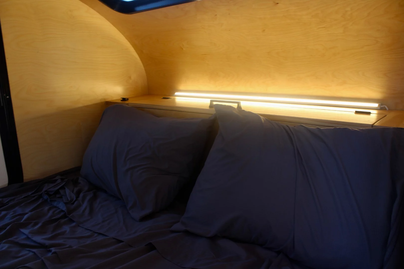 The long light strip behind the chair storage compartment offers a nice diffuse light inside the cabin