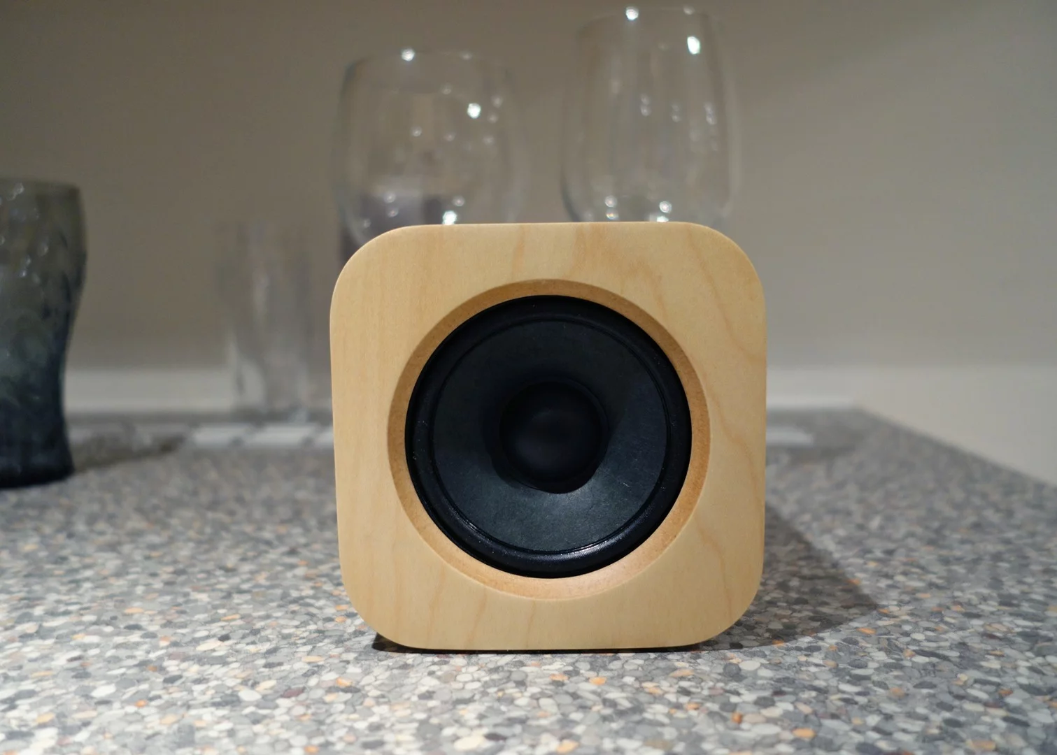 The speaker can be controlled via apps for Android and iOS