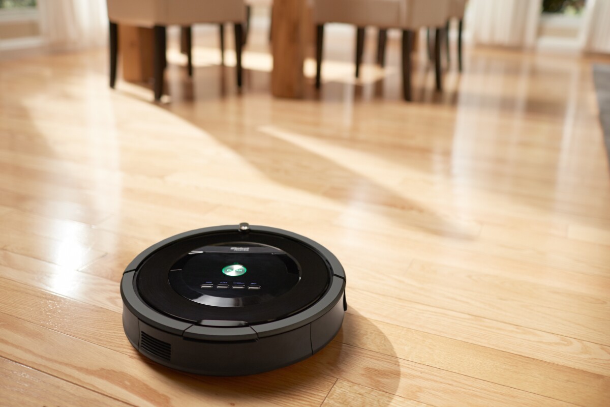 The Roomba 800 Series has no bristles