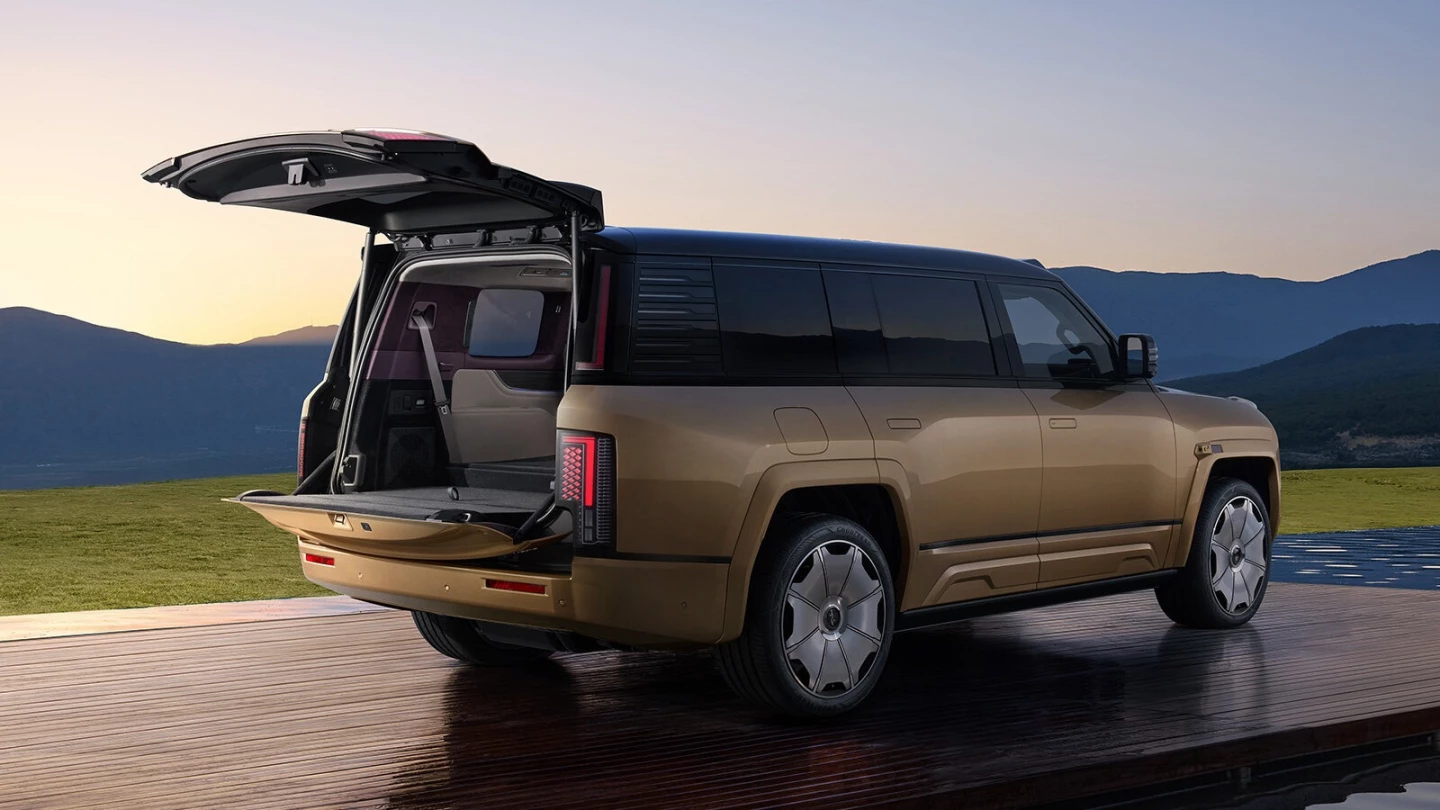 The U8L's electric tailgate sports a vertically split design, which requires less space to open the upper section. The lower section, meanwhile, doubles up as a perch when you’re out camping or stargazing, while being able to sustain the weight of two adults (up to 441 lb/200 kg)