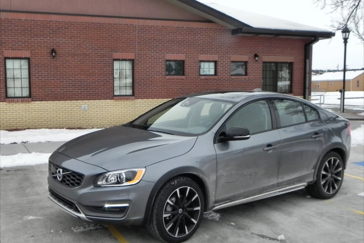Gizmag drove the 2016 Volvo S60 T5 AWD and the V60 T5 AWD, both in the “Cross Country” package with the Platinum accessories addition