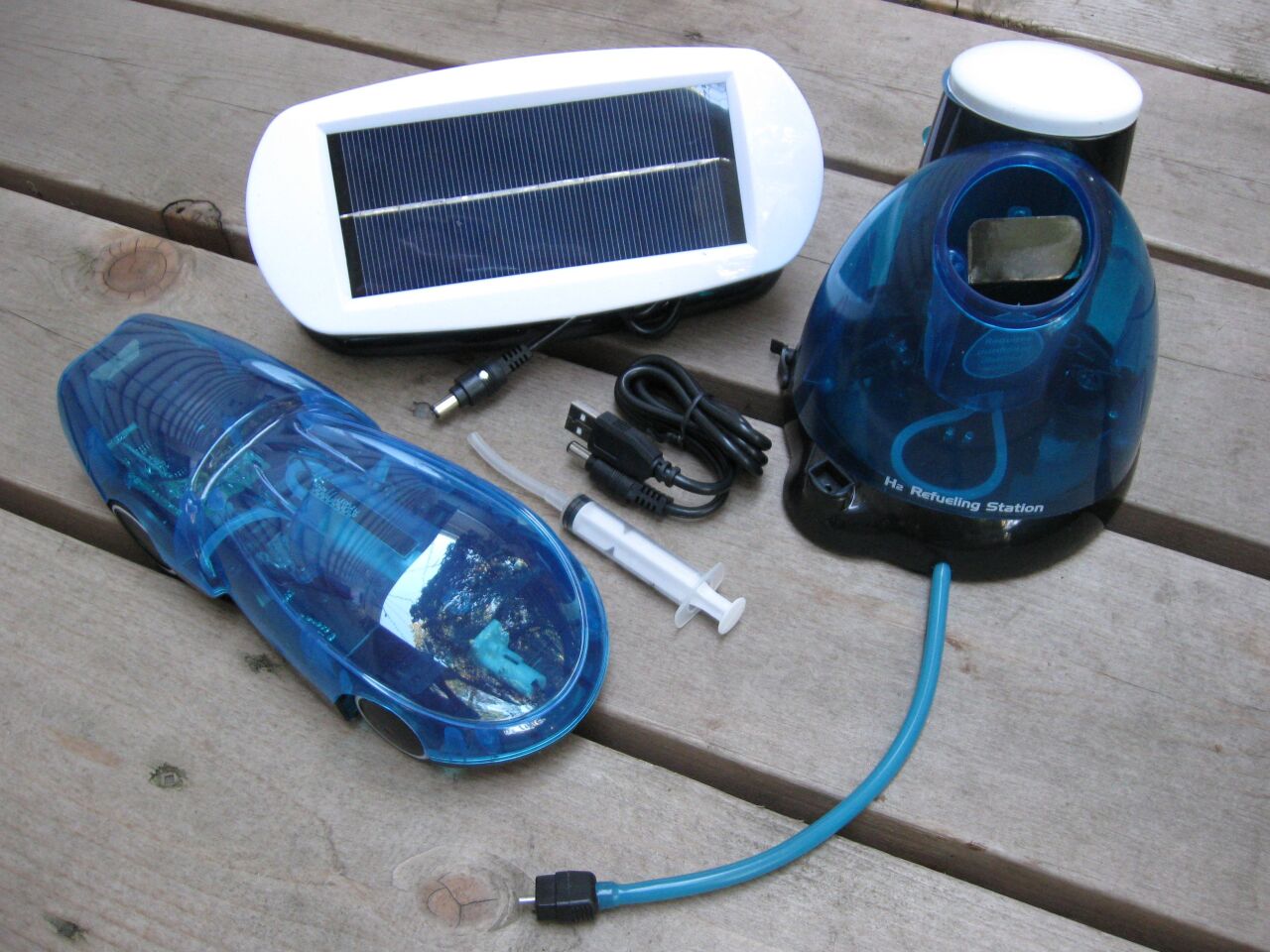 The i-H2GO kit includes the car, its Refueling Station, and a photovoltaic panel
