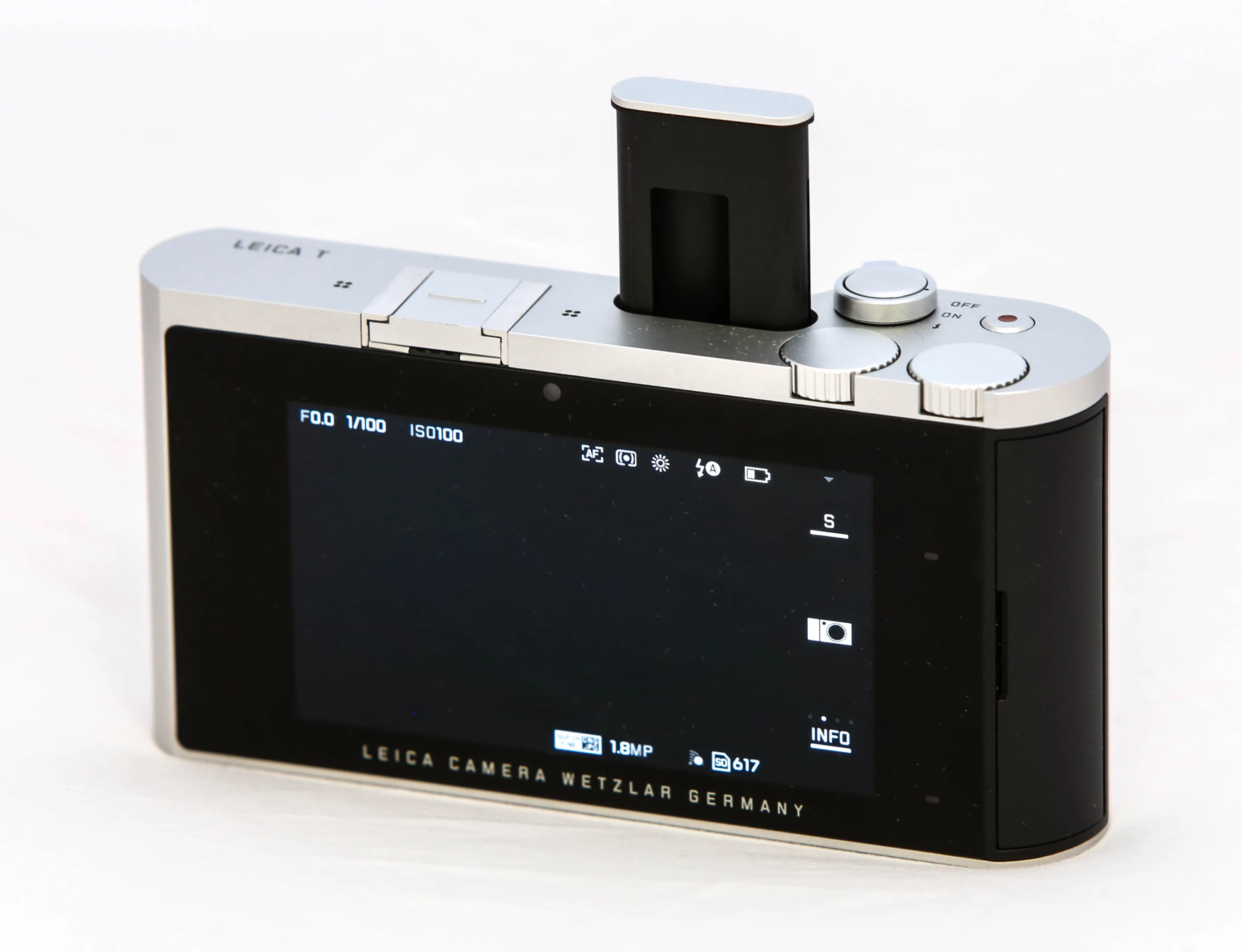 Leica T - pop-up flash (Photo: Loz Blain/Gizmag)