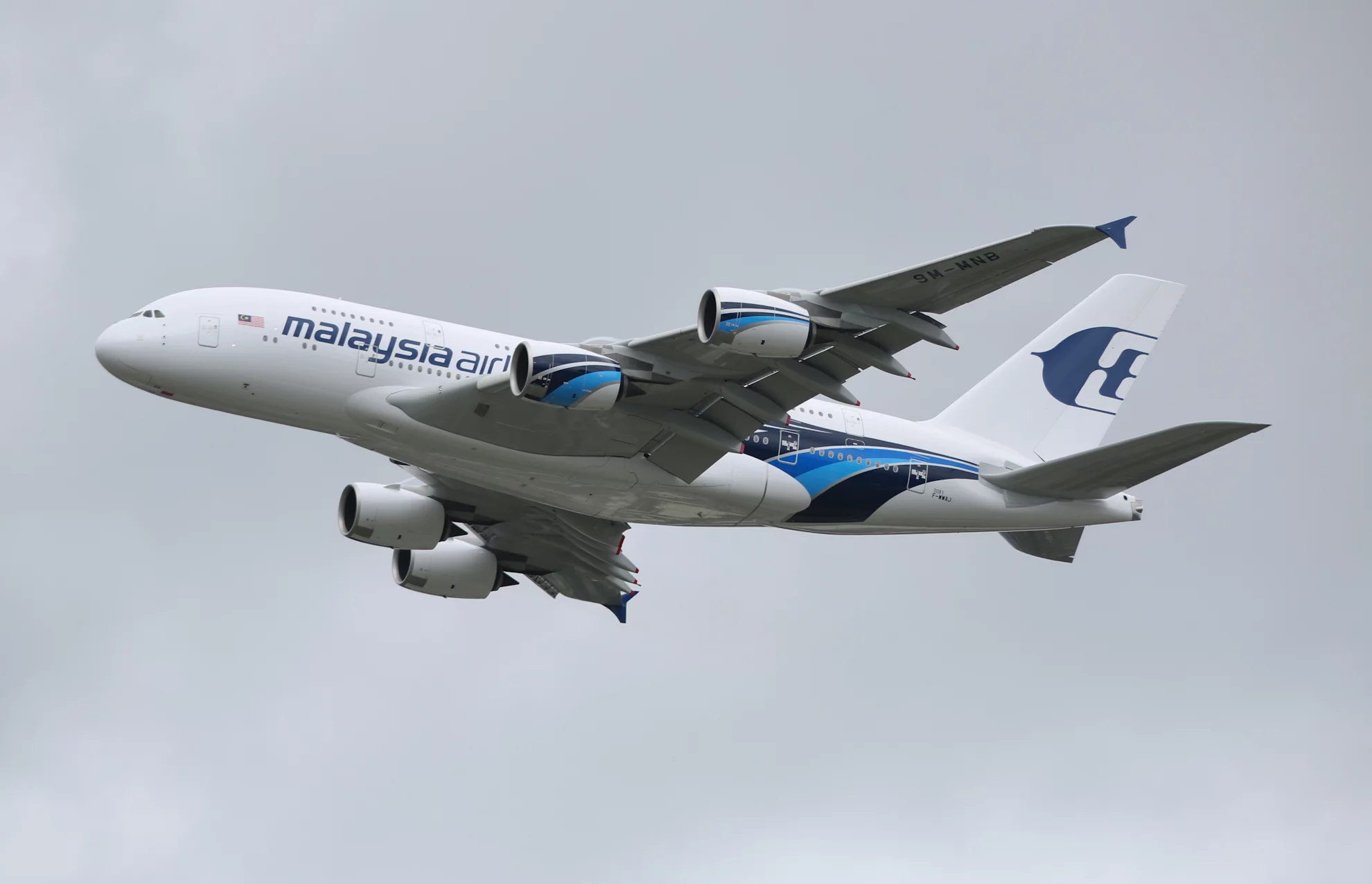 Malaysia Airlines A380 puts on a display at Farnborough (Photo: Gizmag)