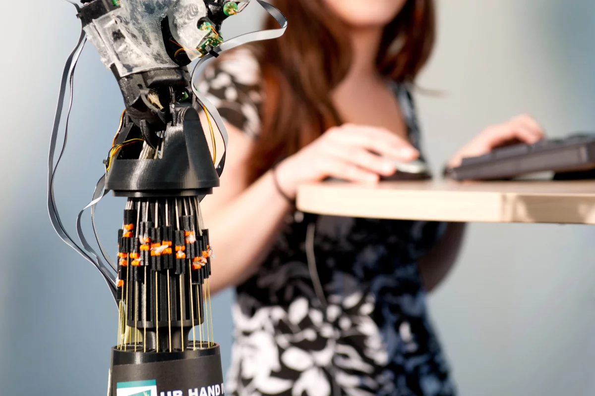 The robotic hand developed by European researchers that uses artificial tendons consisting of strings tightened using small, high-speed electric motors (Photo: Markus Breig)