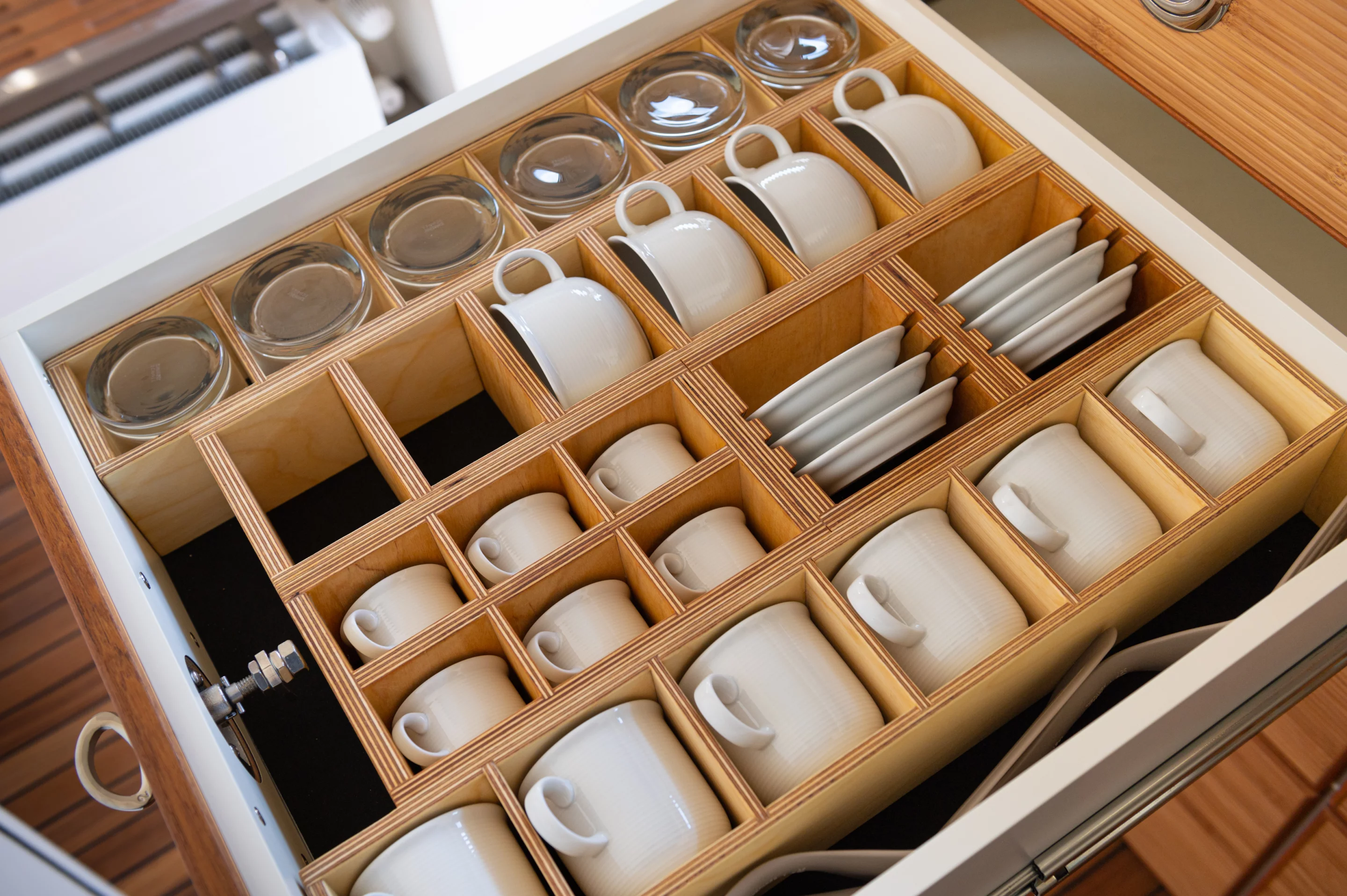 Unicat prevents broken dishes with carefully divided drawers