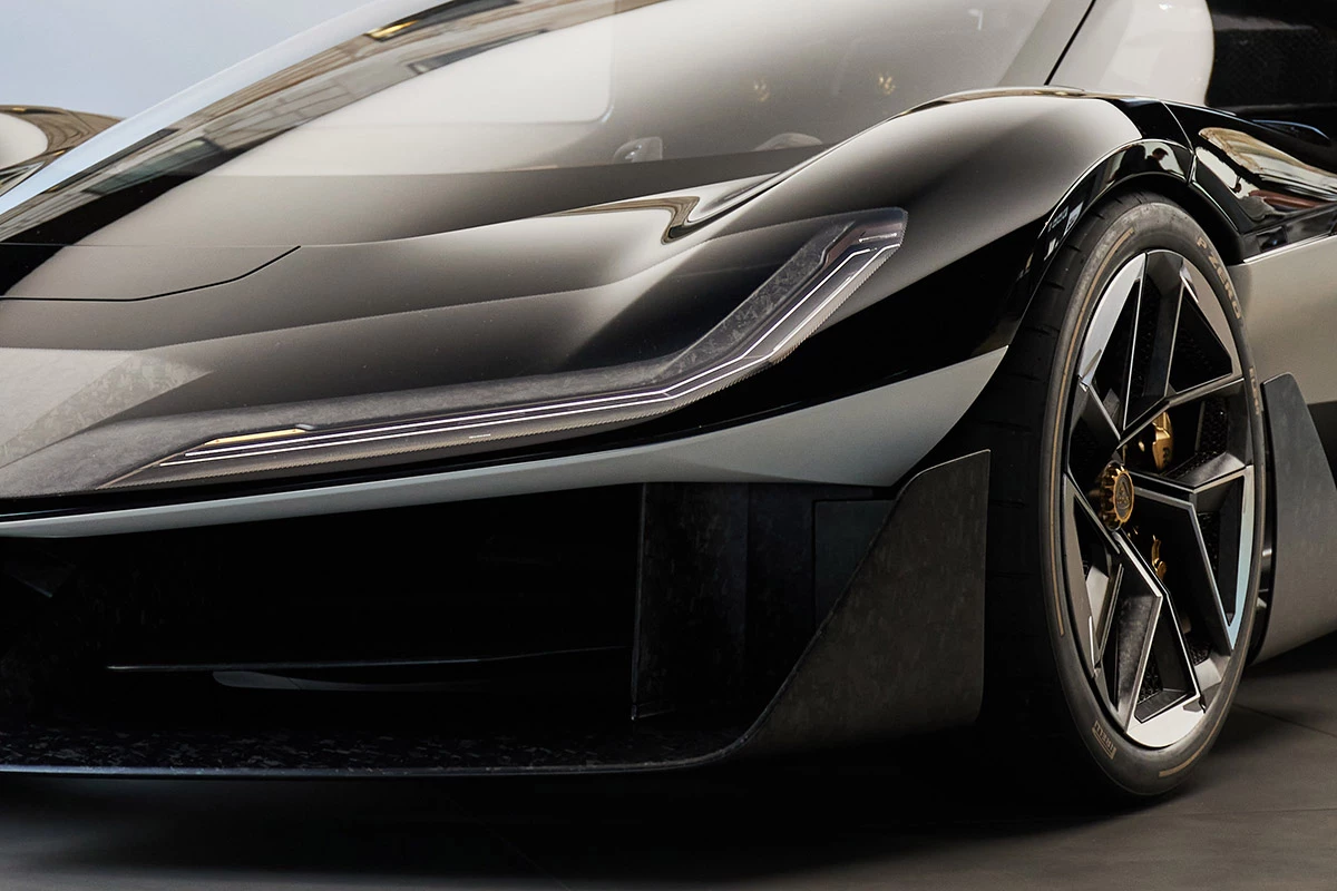 The headlights feature DRLs made from suspended laser wires