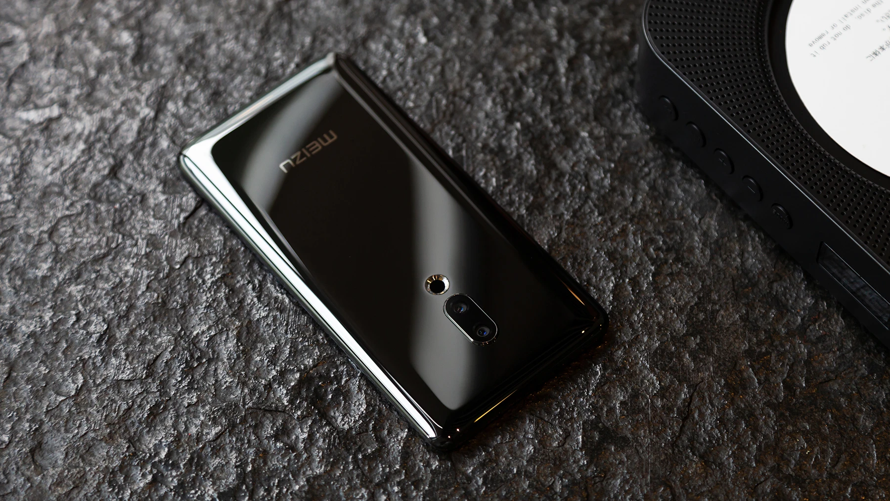 The Meizu Zero features a 12 MP + 20 MP dual-lens camera around back