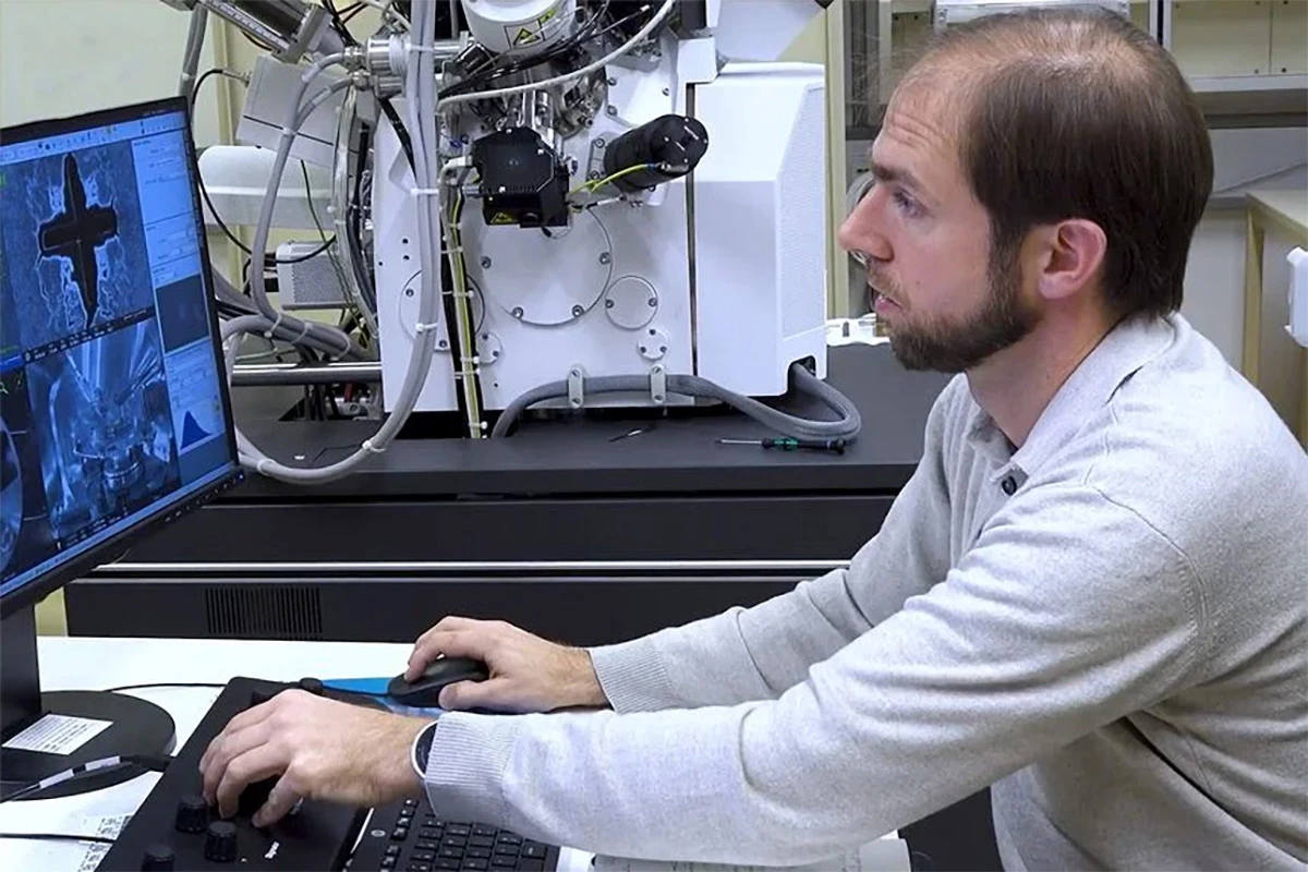 Tiny QR code achieved using electron microscope technology