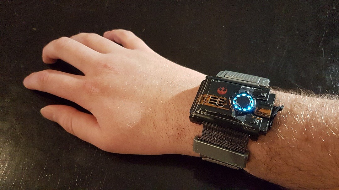 The Force Band can be used with BB-8 independently of a smart device, or paired with the iOS/Android app to open up more modes