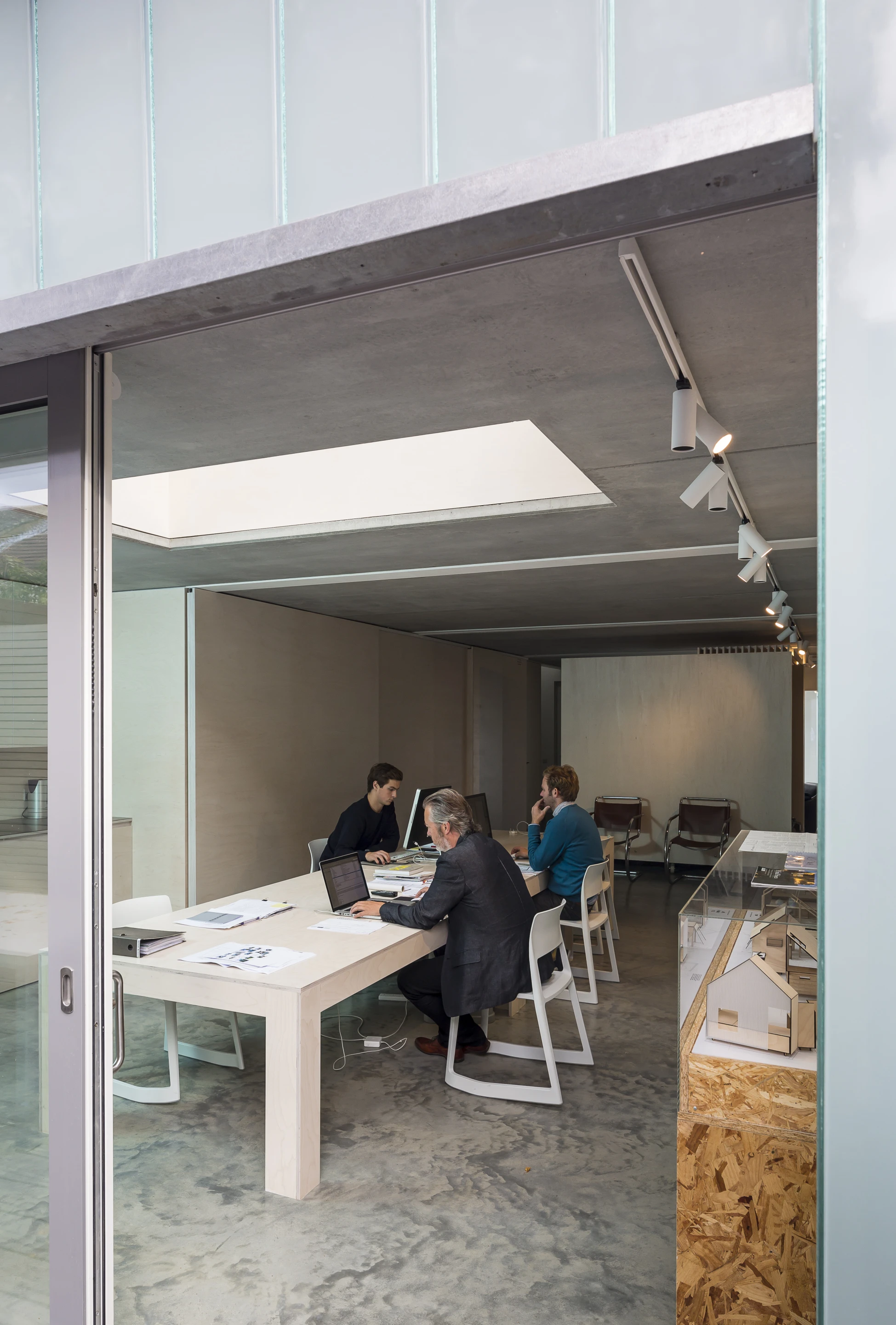 The three slipped orthogonal box shapes are arranged to take full advantage of available natural light, and afford the best possible views.