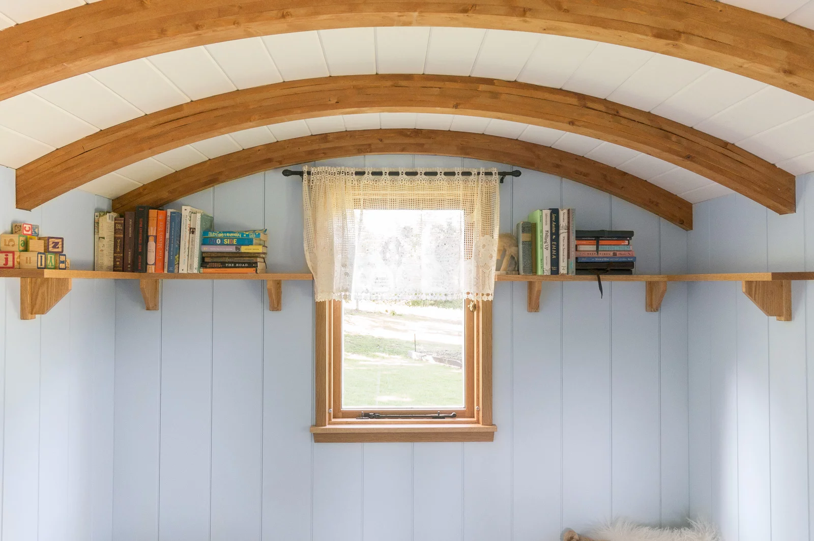 Interior shot of the Shepherd Hut (Photo: Güte)