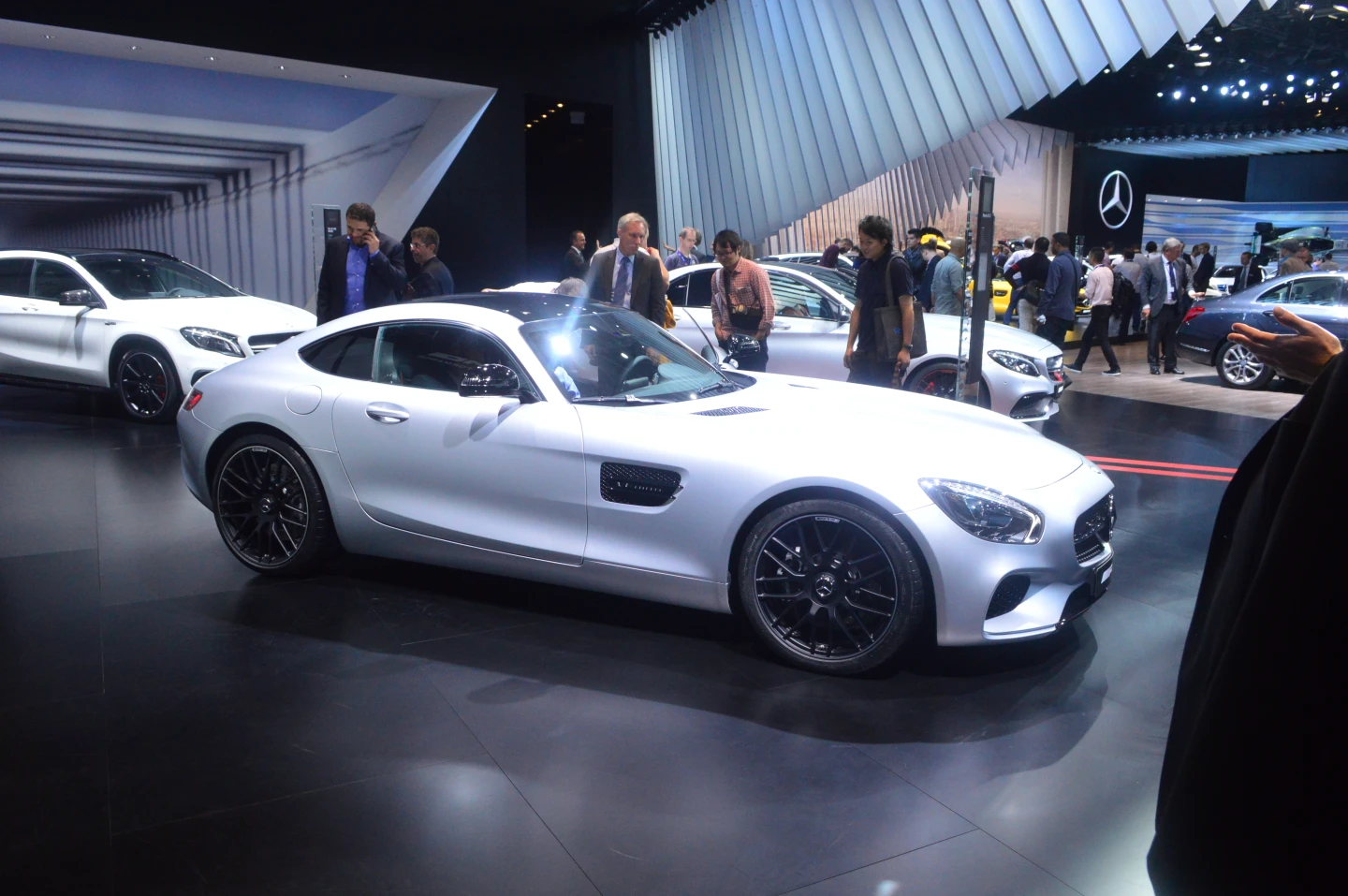 The AMG GT sports big 255/35R 19 tires up front and 295/35R 19s at the back (Photo: C.C. Weiss/Gizmag)