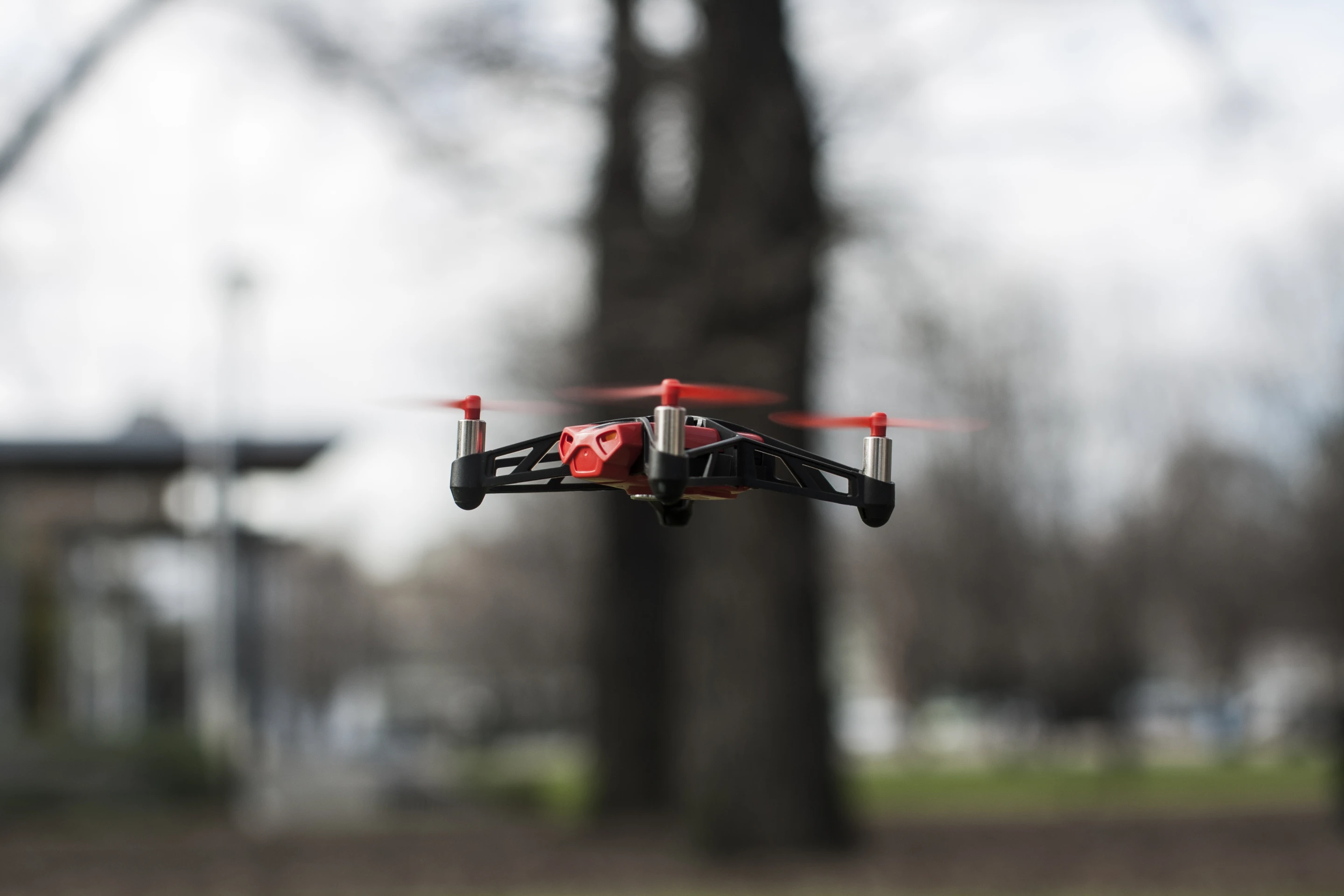 We preferred to liberate the 55 g (1.95 oz) plastic body of its oversized wheels and let it roam the skies uninhibited (Photo: Nick Lavars/Gizmag)