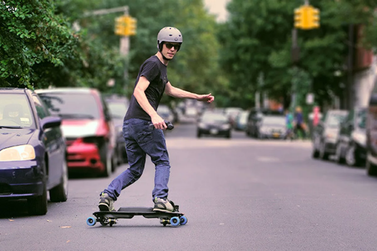 The Leif skateboard brings electric-powered "snowboarding" to the streets