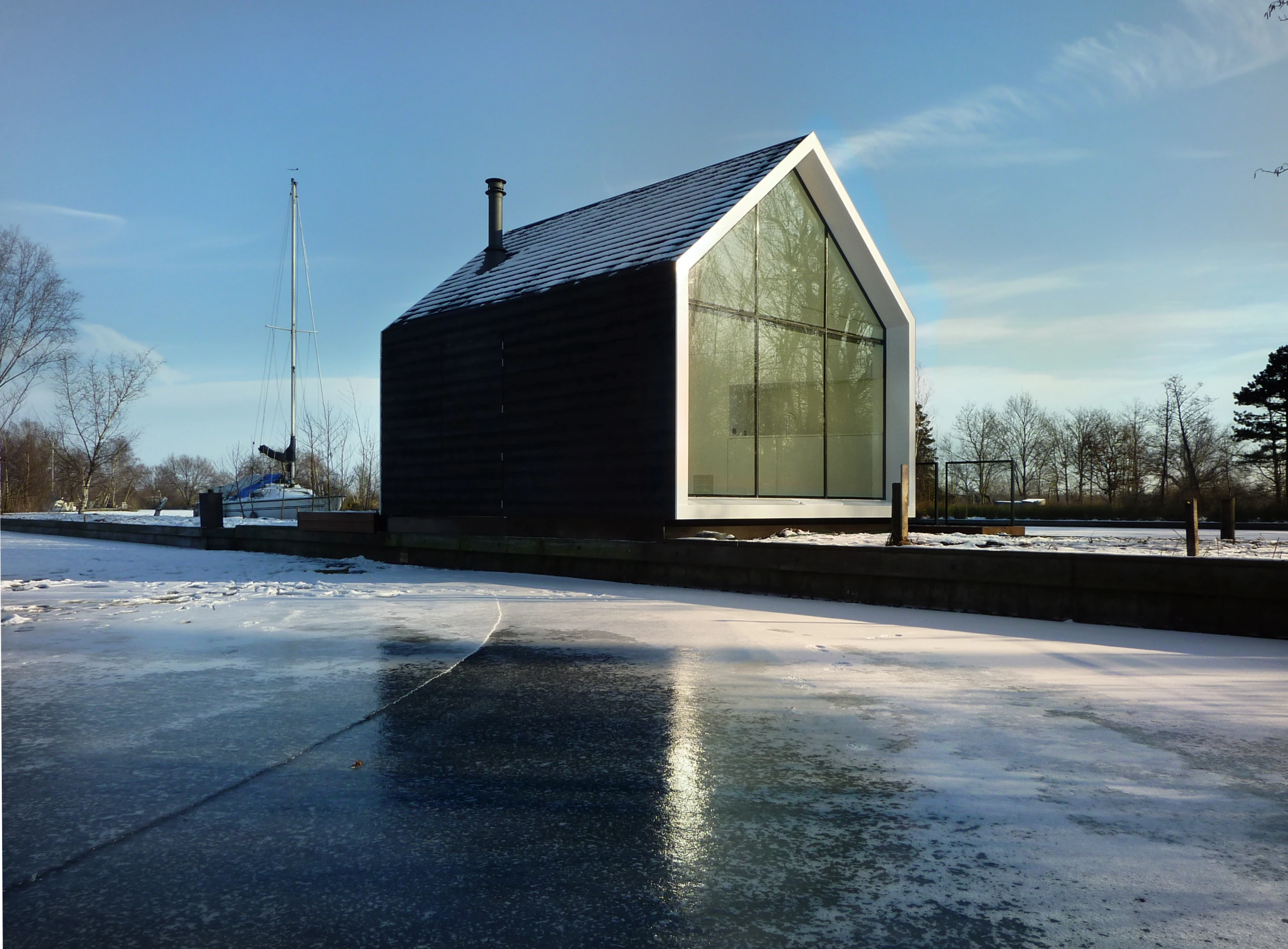 Summer House stands on a man-made island in the Netherlands' Loosdrechtse Plas lakes (Photo: 2by4-architects)