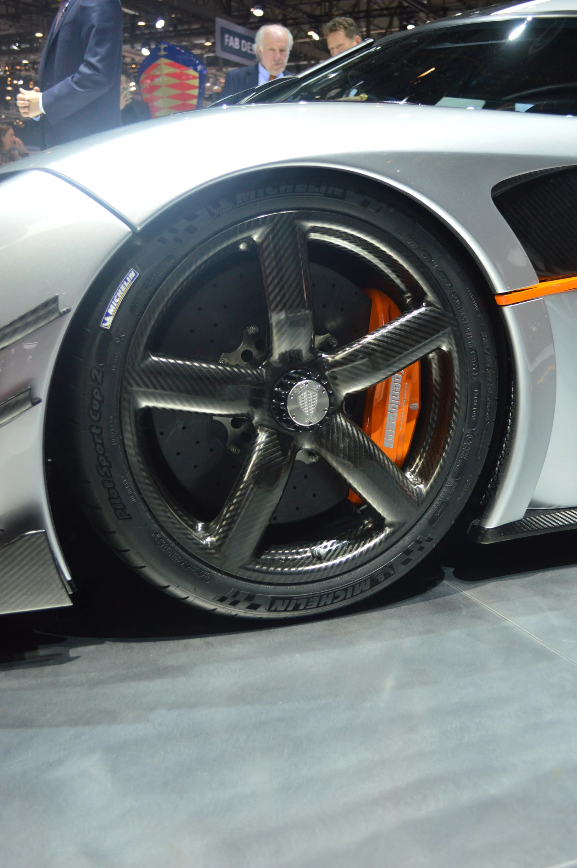 The Koenigsegg One:1 rolls on lightweight Aircore carbon fiber wheels (Photo: CC Weiss/Gizmag.com)