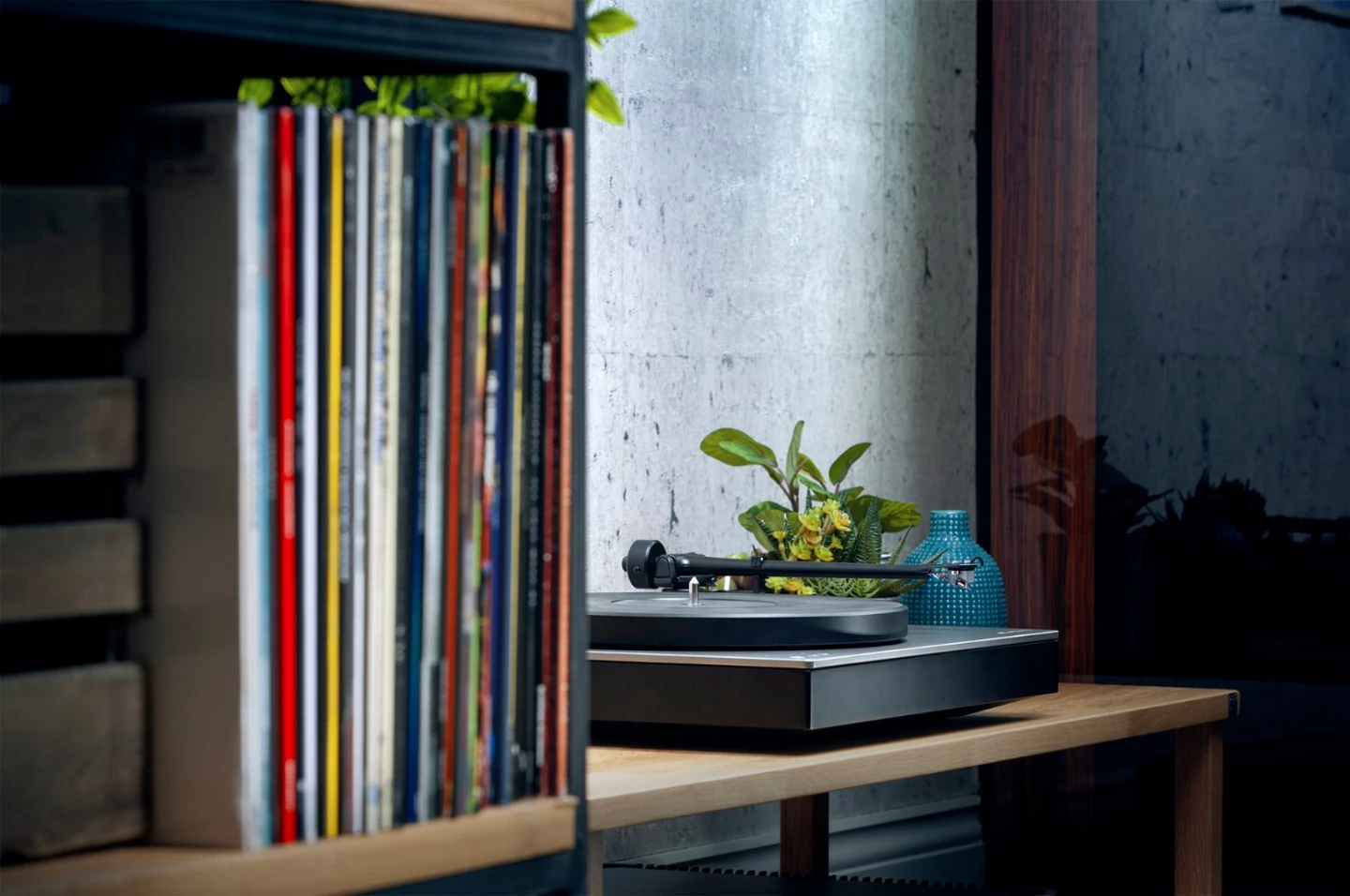 The Alva TT Bluetooth-enabled turntable has a medium torque direct drive motor turning the POM platter, and a single piece tonearm that ends in a MC cartridge
