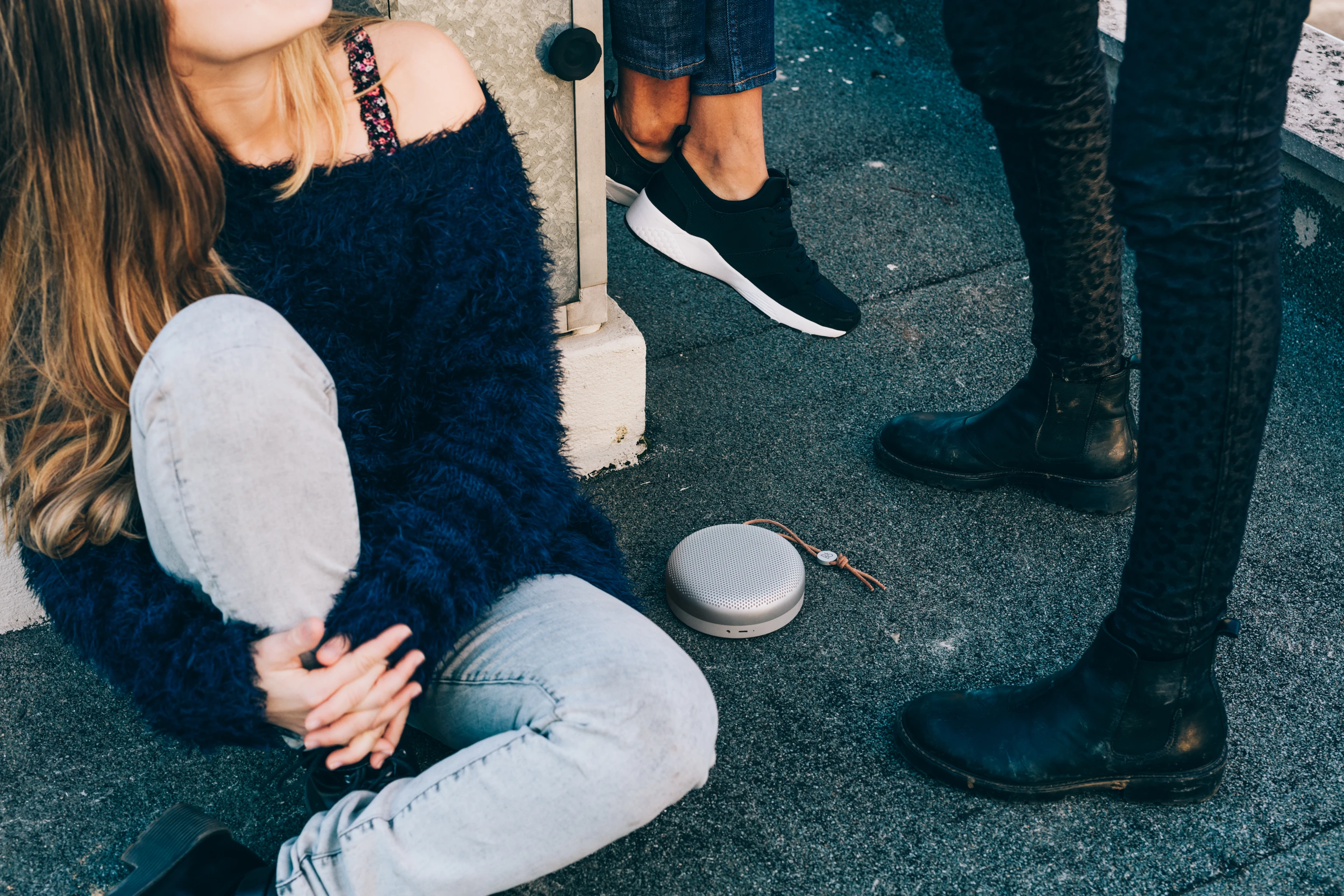 The BeoPlay A1 weighs around half as much as the BeoPlay A2, tipping the scales at a rather lean 600 g (21.2 oz)