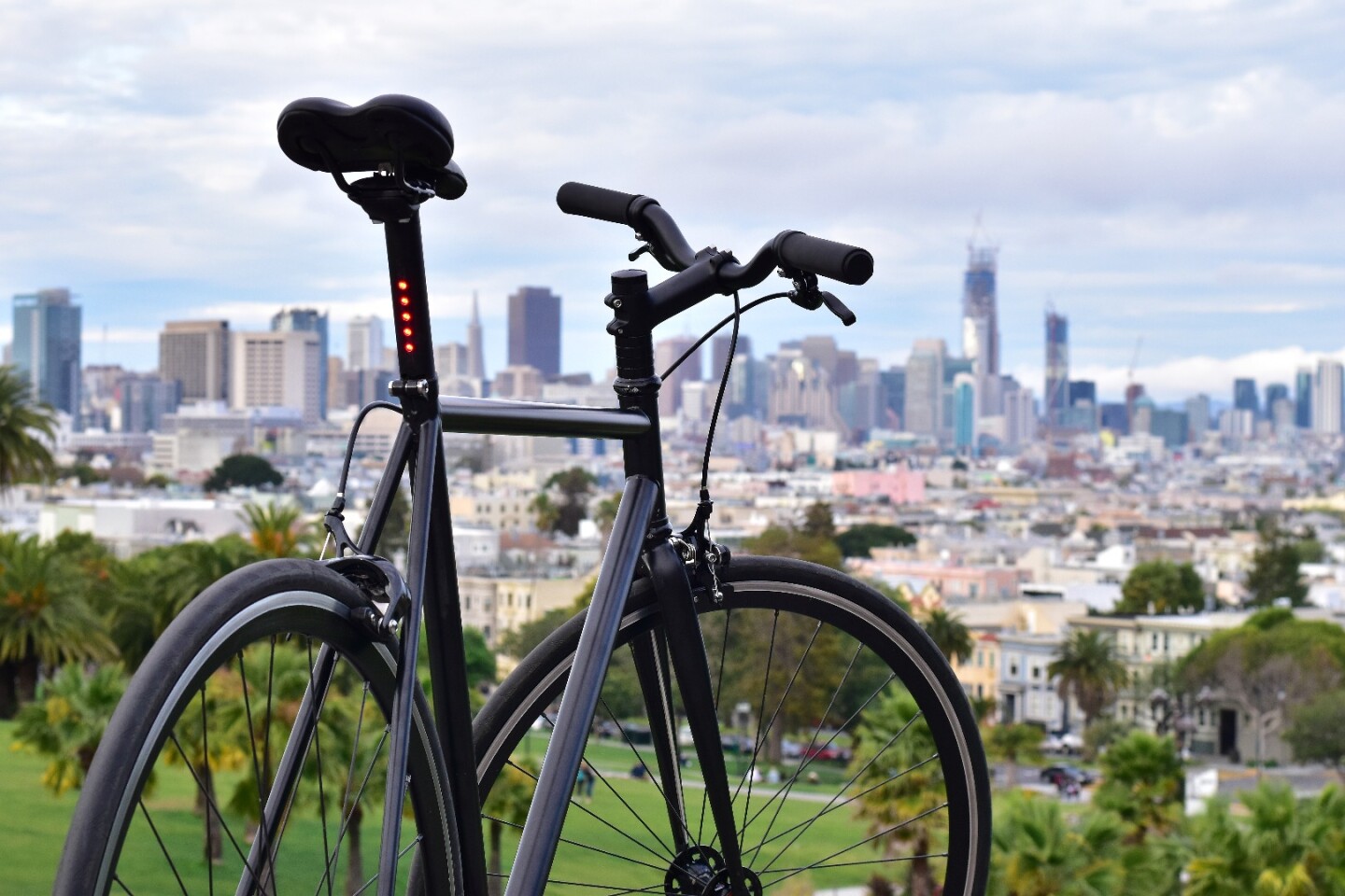 The tail lights, which are more traditional, consist of five red LEDs integrated into the back of the seatpost