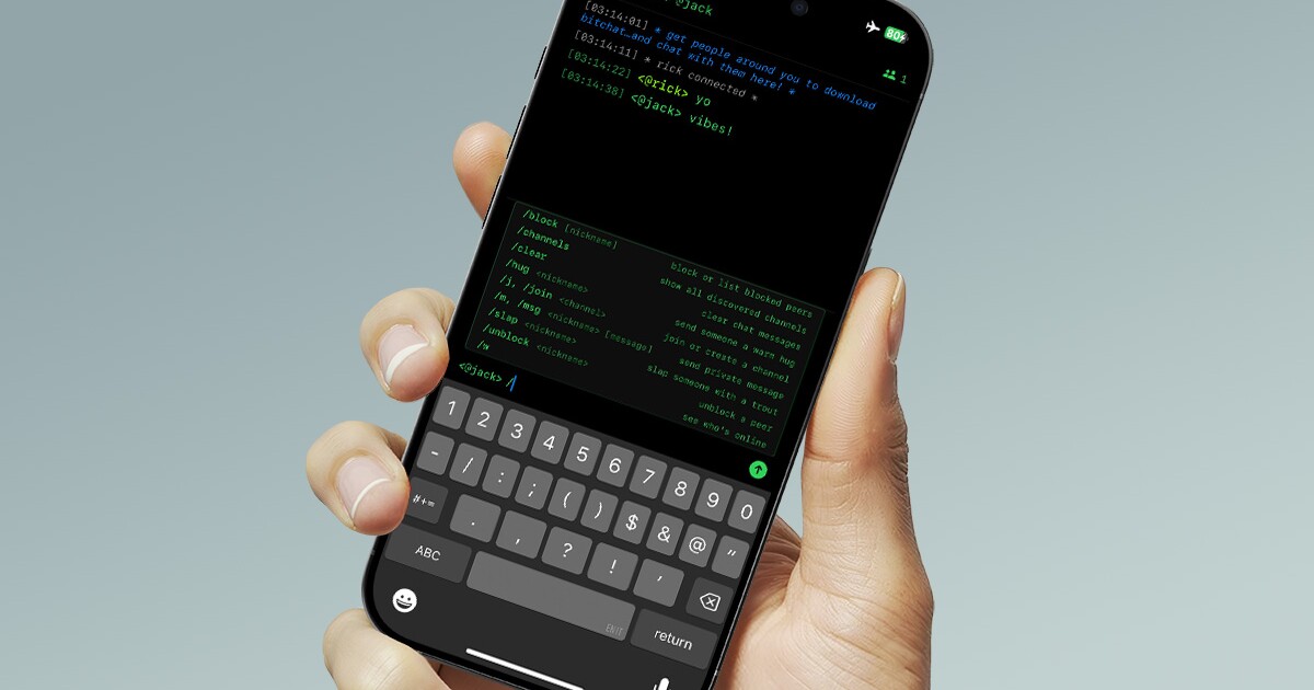تصویری مفهومی از افراد در حال استفاده از پیامرسان آفلاین بیچت در یک محیط شلوغ بدون نیاز به اینترنت