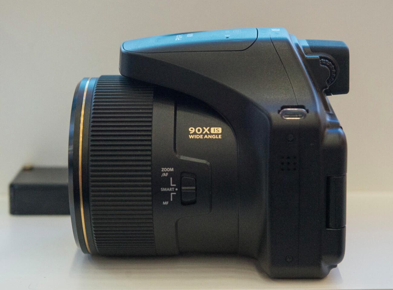 The Kodak PixPro AZ901 goes a good job of hiding its lens when not in use