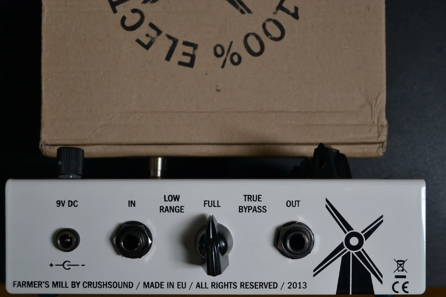 A three-position chicken-head switch sits in the middle, which allows players to completely remove the pedal from the signal chain or select either Full or Low Range modes
