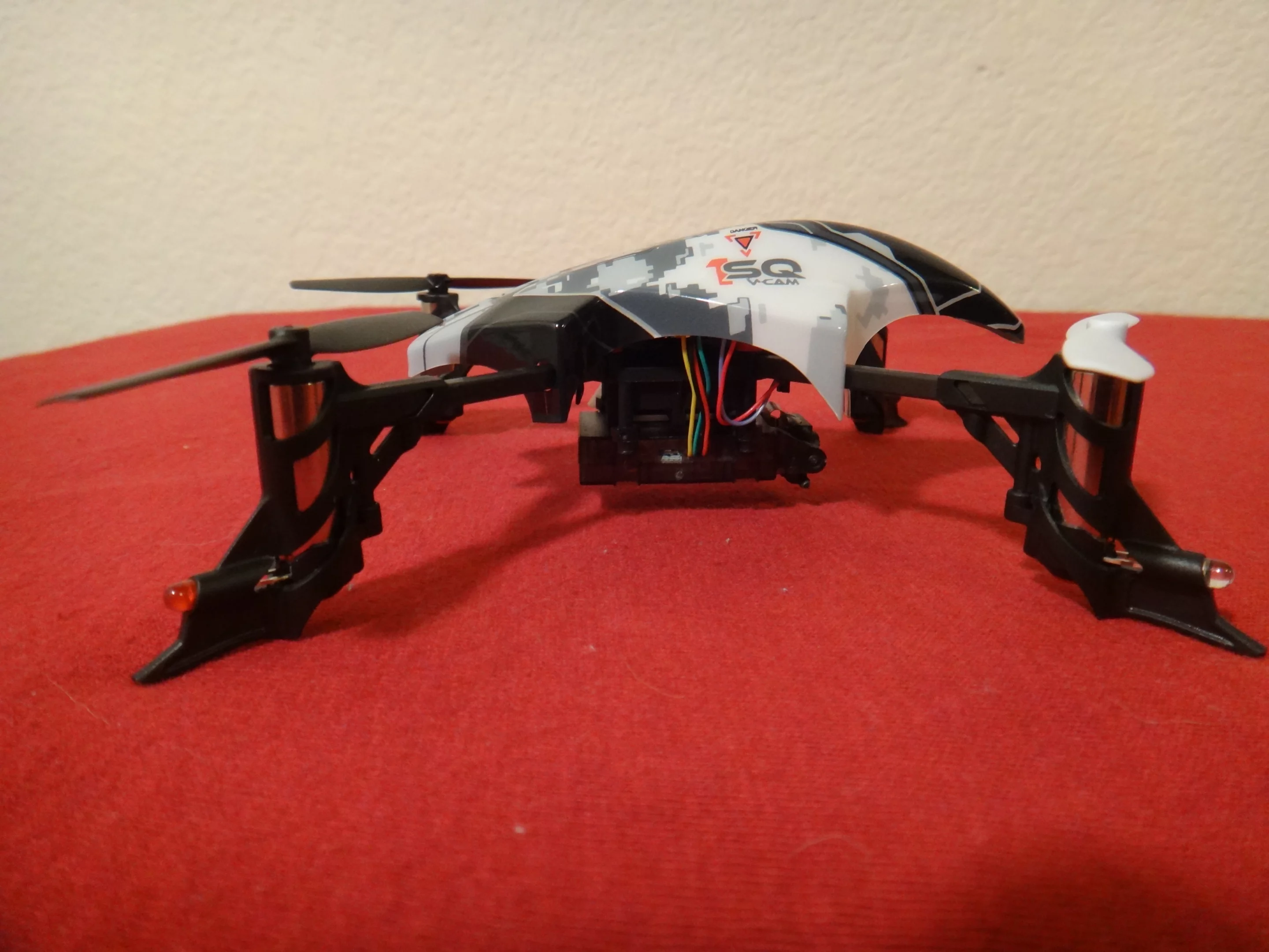 Aside from some general aesthetics, the thin plastic fuselage (if you can call it that) offers some modest protection for the main wires and circuitry at the center, but more importantly it gives you a clear indication of which side is the front of the V-Cam